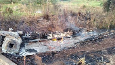 Candói: Caminhão tombado com carga de madeira é incendiado após tentativa de saque da carga na BR 277